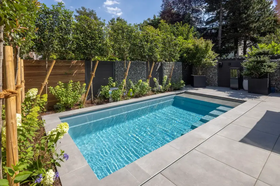 Moderner Gartenpool bei Abenddämmerung – Gartendesign Oliver Fricke